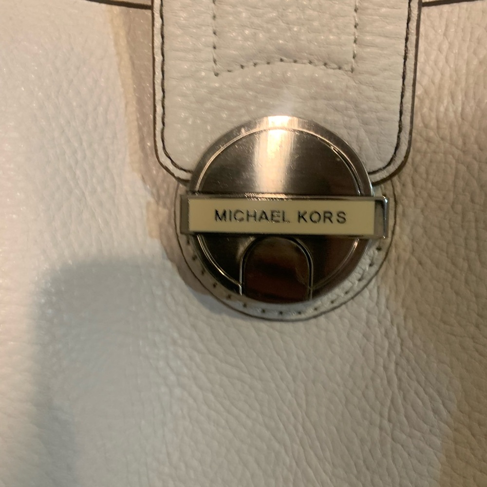 Michael Kors White Shoulder Bag with Structured Design - Picture 6 of 6